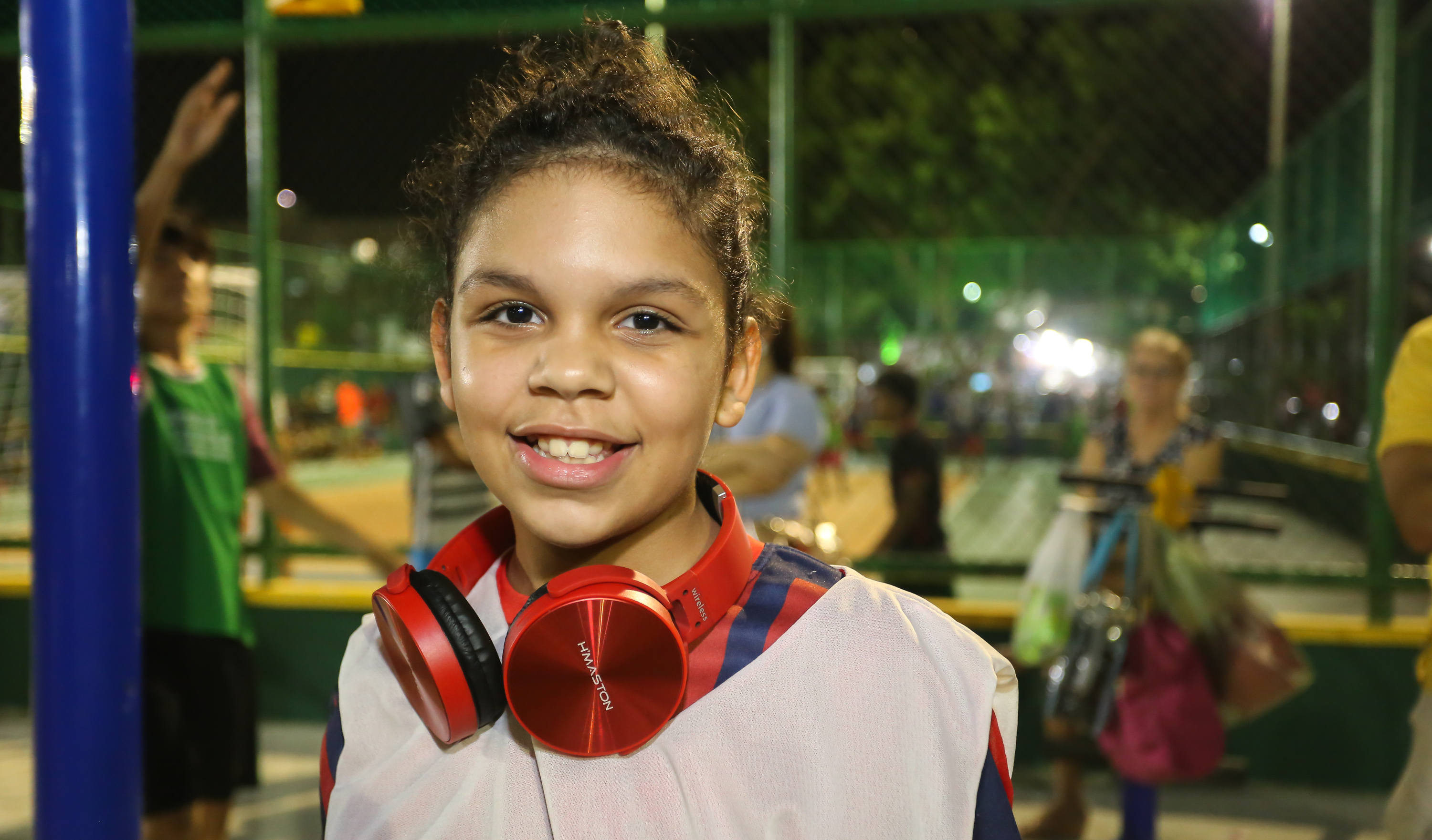 menina posa para a foto sorrindo